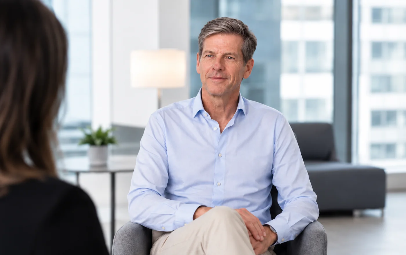 Andreas Krings im Gespräch mit einer Klientin