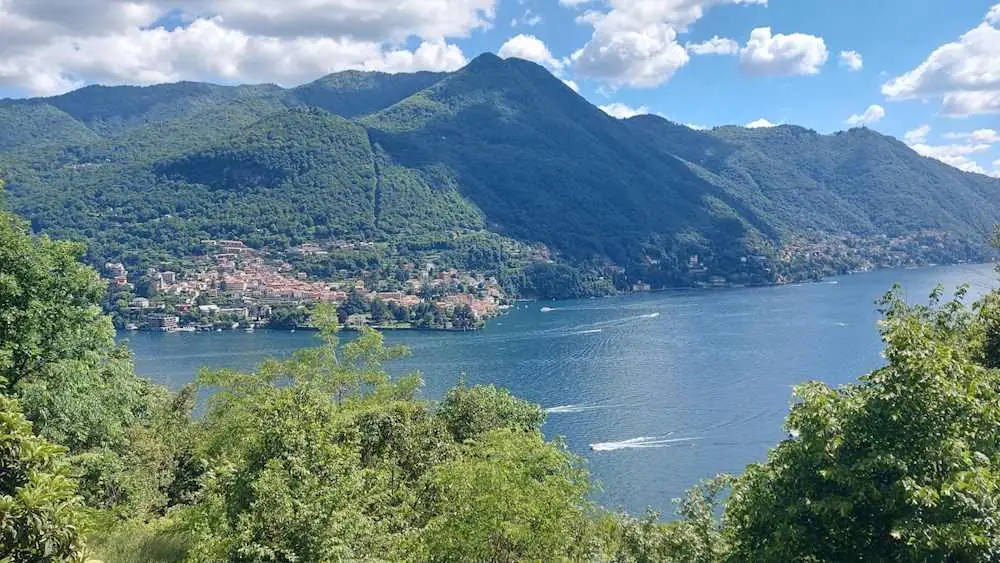 Blick über den Comer See auf die Hänge bei Moltrasio
