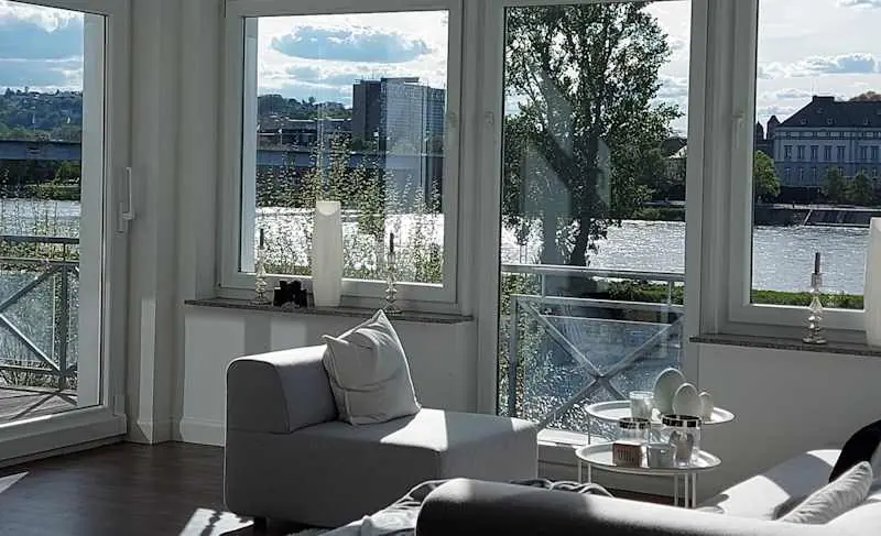 Heller Raum mit großen Fenstern und Blick über den Rhein in Koblenz