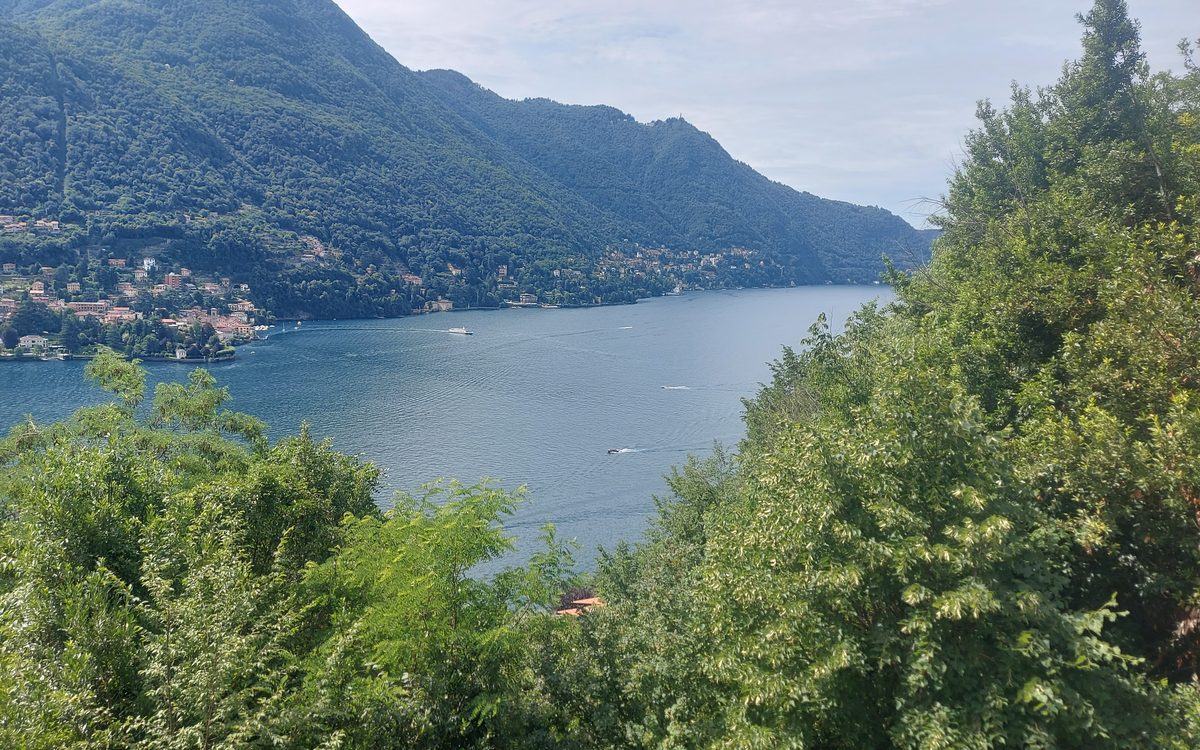 Blick vom Gesprächsbereich in Moltrasio über den Comer See auf das gegenüberliegende Ufer