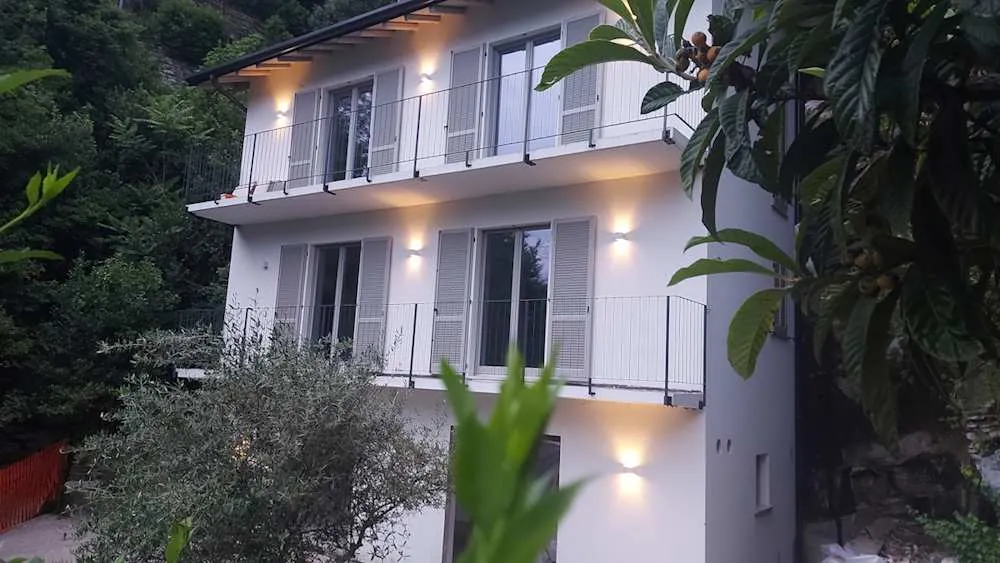 Die Villa Avatelli am Comer See am Abend