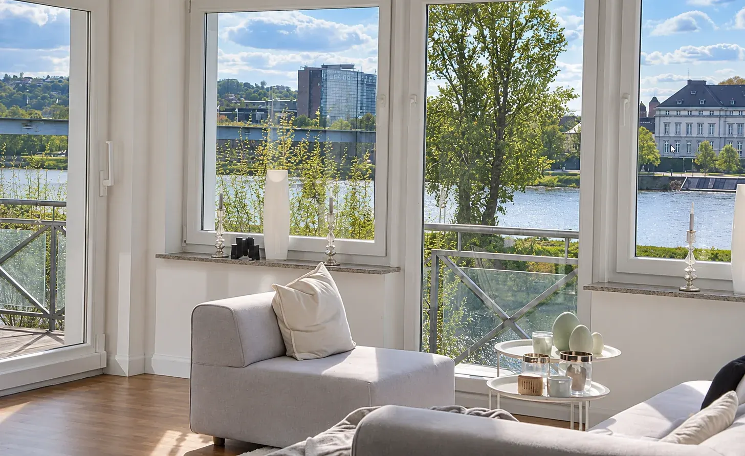 Heller Raum mit großen Fenstern und Blick über den Rhein in Koblenz
